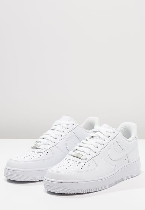 Sepatu sneakers
