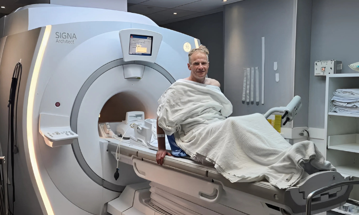 Profesor Richard Scolyer menjalani pemeriksaan MRI sebagai bagian dari perawatannya melawan glioblastoma.