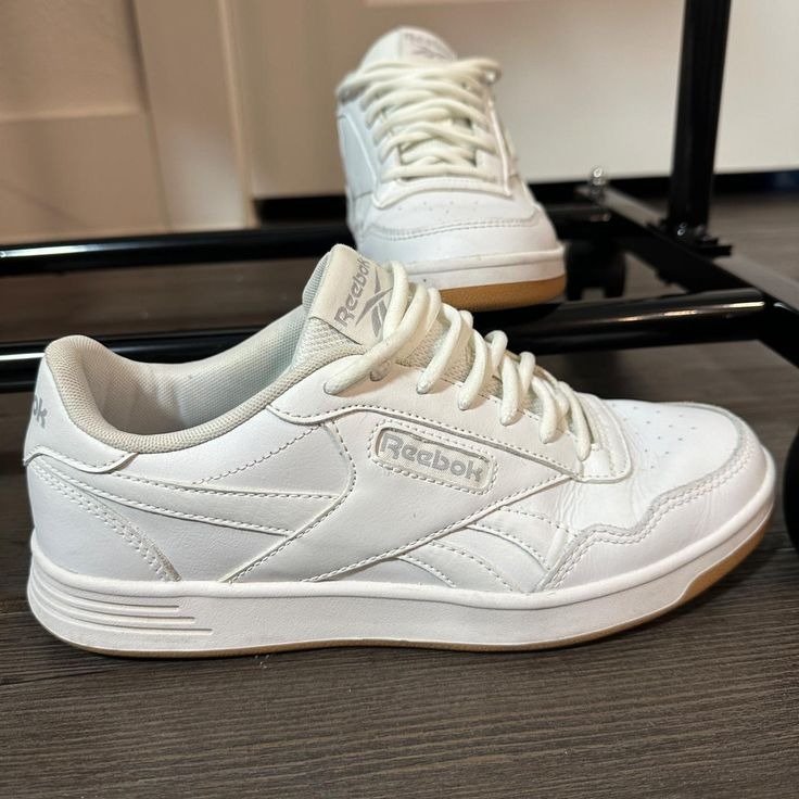 Sepatu bewarna putih
